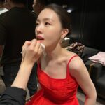 Bang Min-ah Instagram - 내일 화사한그녀 개봉합니다🌹 @umaizing 언니랑 OST를 함께 하다니 믿을수없다🪐