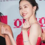 Bang Min-ah Instagram - ⠀ 화사한그녀에 이쁜사진을 남겨주신 기자분들 감사합니다💋🌹 예쁘게 해주신 우리 헤메스💇🏻‍♀️💄👗 감사합니다