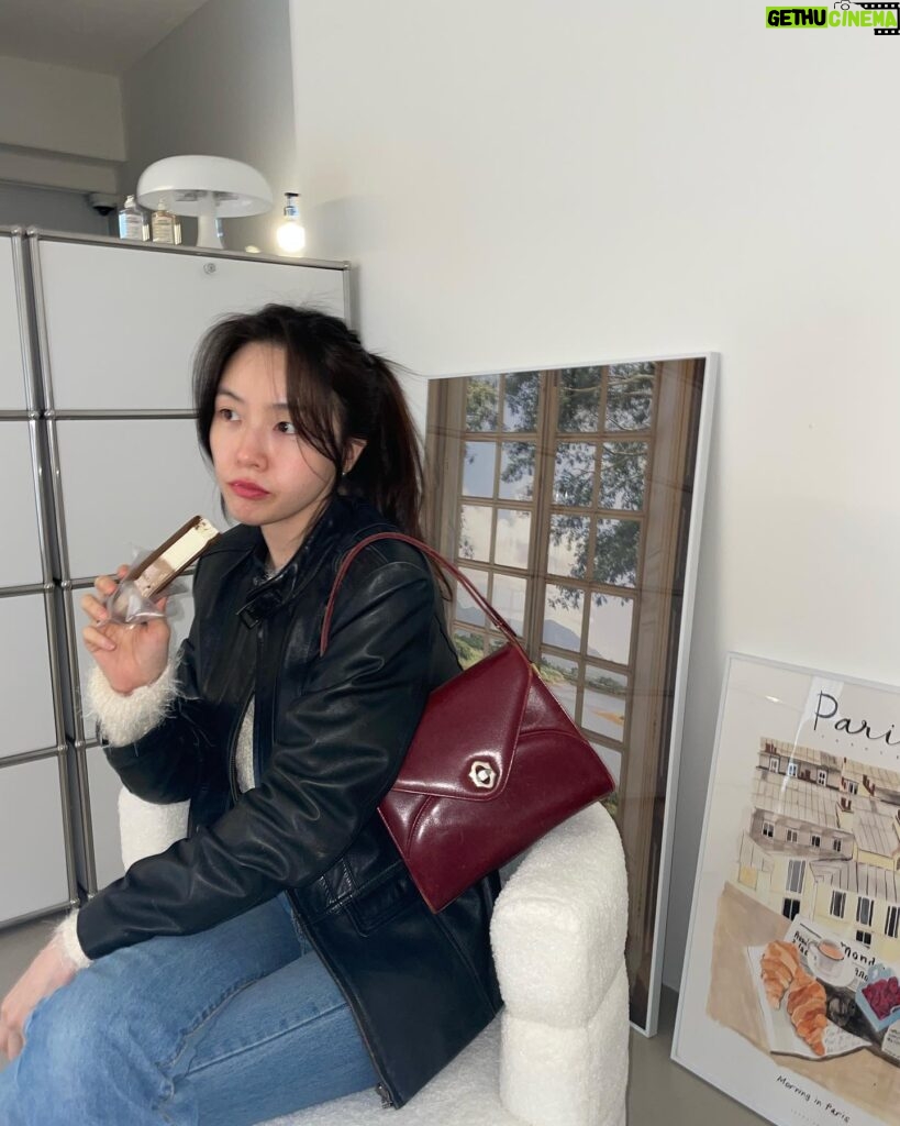 Bang Min-ah Instagram - 엄마가 입던 자켓 가져와버렸다 헷 예쁘지않아? 😎