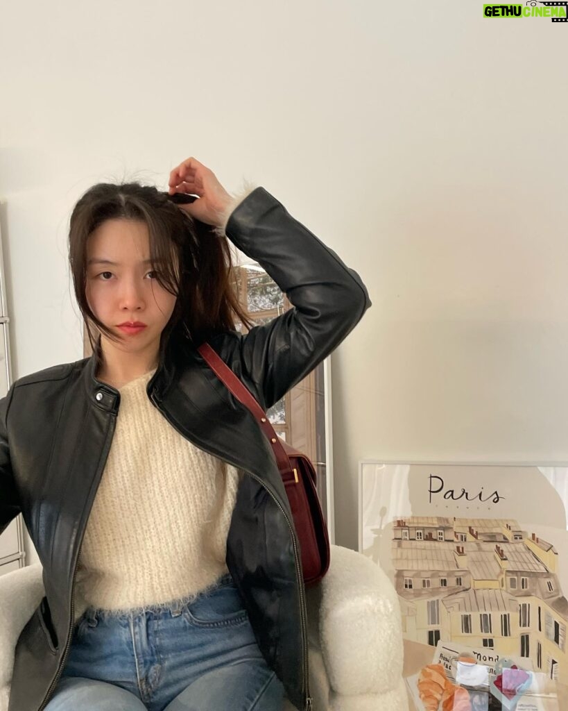 Bang Min-ah Instagram - 엄마가 입던 자켓 가져와버렸다 헷 예쁘지않아? 😎