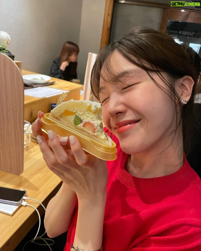 Bang Min-ah Instagram - 일본편의점은 케이크도 맛있어🎂