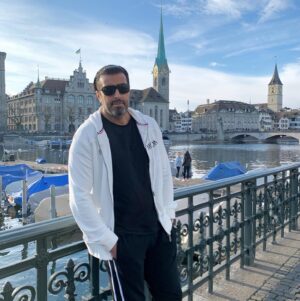 Bassem Yakhour Instagram - ما كنت متوقع التقي بهالعدد من المحبين والرائعين  السوريين والعرب في سويسرا  اكتبولي من وين عم تتابعوني بركي بنلتقي قريباً🤍🤍؟؟؟
