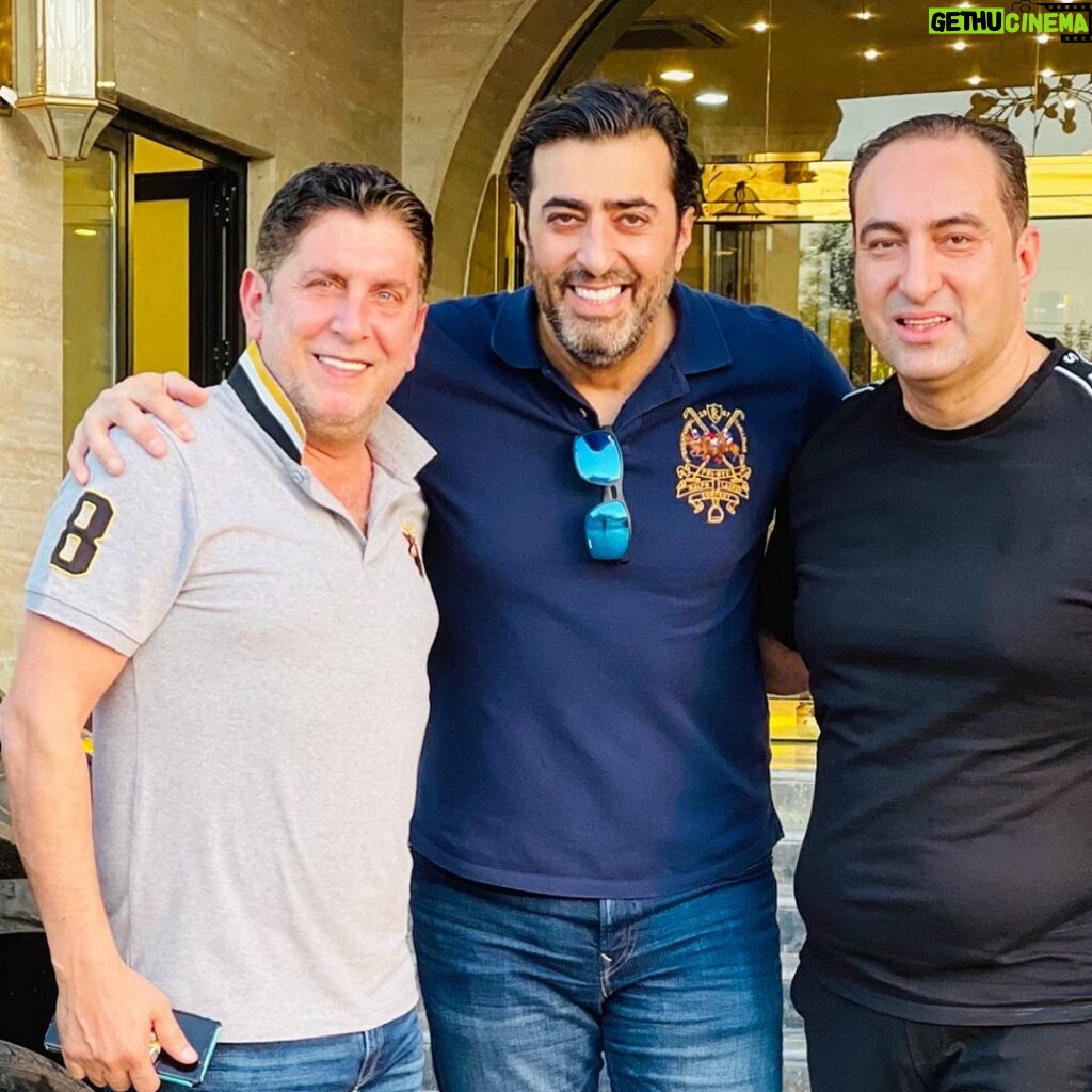 Bassem Yakhour Instagram - طلعت معي هالصورة اللي جمعتني بمحمد قنوع الله يرحمه في أربيل من سنتين ، الوقت بيركض وبنودع احباب وبنفقد جزء غالي من ذكرياتنا ولحظاتنا للأسف هالسنة ودعت فيها أشخاص غاليين عقلبي كتير وهالسنة رح نفتقد وجود محمد بضحكته و مزحه وحكياته بكل لحظة عم نصور فيها مشهد من مشاهد العربجي الله يرحمك يامحمد تركت فينا فراغ وحزن كبير .