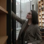 Bea Alonzo Instagram - Hello from Korea!! I got curious about this library in the middle of Seoul and decided to check it out. It’s so beautiful and filled with people pretending to read for the gram, myself included 🤣 @discover_grp
