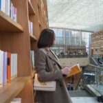 Bea Alonzo Instagram - Hello from Korea!! I got curious about this library in the middle of Seoul and decided to check it out. It’s so beautiful and filled with people pretending to read for the gram, myself included 🤣 @discover_grp