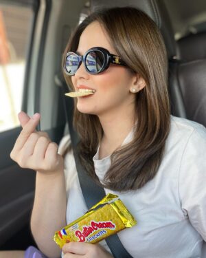Bea Binene Instagram - always a passenger princess 🤭 

and my fave snack anywhere, everywhere? Buttercream Original! 😋 @croleyfoods.ph 

#KasamaAngSunflowerCrackers @SharingSunflowerCrackers