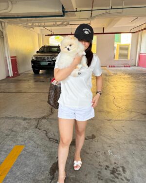 Bea Binene Instagram - Pompom's day out 🐶 Happy Sunday from the bibi 🫶🏼