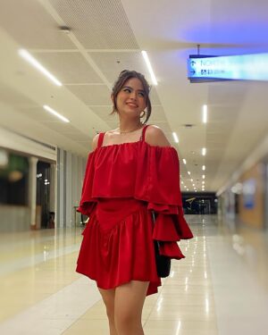 Bea Binene Instagram - red-y 😉 

#SunnyPH Premiere Night lewk ✨ 
Styling: @pattyyap 
Dress: @maison_soriano 
Makeup: @kusietubigho 
Hair: @alexanderhair23