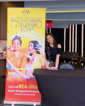Bea Binene Instagram - #SunnyPH day at the blockscreening with friends and fam! 🤍☀️

@ec_vit.officialph 
@consult.acg