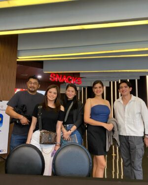 Bea Binene Instagram - #SunnyPH day at the blockscreening with friends and fam! 🤍☀️

@ec_vit.officialph 
@consult.acg
