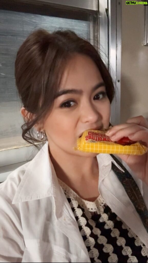 Bea Binene Instagram - snack break in between work! 😋 Cracker of choice is the OG, Sunflower Crackers Strawberry! 🌻 yuuum! Tag me with your fave @croleyfoods.ph crackers flavor ha! 💛 #KasamaAngSunflowerCrackers #SharingSunflowerCrackers #SunflowerStrawberry