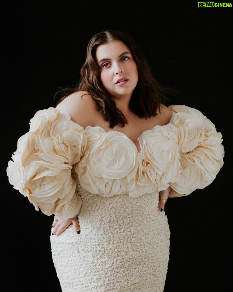 Beanie Feldstein Instagram - BIG BUST ENERGY —————————— @bust_magazine Photographer: @thealexandraarnold Styling: @ashleyafriyie Makeup: @kateydenno Hair: @peterbutlerhair Nails: @ritaremark @marahoffman @batshevadress @sezane