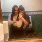 Beatriz Luengo Instagram - Vivan las amigas que son refugio ❤️ Mirarnos en el espejo de un baño cualquiera para darnos cuenta de que el tiempo pasa pero tú y yo seguimos aquí, como el primer día. Te quiero mi Moni. J’adore les amis qui sont un refuge @monicacruz ❤️ le temps passe mais toi et moi sommes toujours là, comme au premier jour. Silvia et Lola Je t’aime ma Moni. #undostres