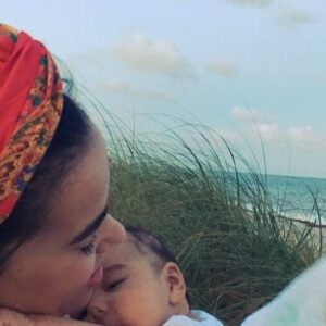 Beatriz Luengo Instagram - Ser MADRE es dar vida y volver a nacer tú al mismo tiempo🦋
Feliz día a todas las madres del mundo que lo hacen lo mejor que saben 💕
