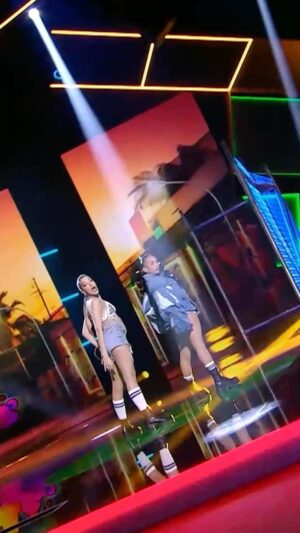 Beatriz Luengo Instagram - Anoche, en @bailacomopuedas_tve, @anaguerramusic y @albakeita bailaron un temazo en el que colabora nuestra queridísima jurado @beatrizluengo ✨

¿Os gustó cómo lo hizo esta pareja?

Ya disponible el 4º programa de #BailaComoPuedas en @rtveplay