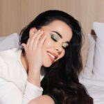 Beatriz Luengo Instagram - Yo tan Patria, tú tan Vida 🤍🤍 “Patria y Vida: The Power of Music” en el Festival de Málaga. Todavía bajando de la nube de 5 minutos de aplausos y ovación que acabaron con la gente diciendo “Patria, Vida y Libertad “ 🕊️ Foto @davidgallardophoto Vestidos @judithcabreramiami Make up @makeupbymendez_ @festivalmalaga 🫶