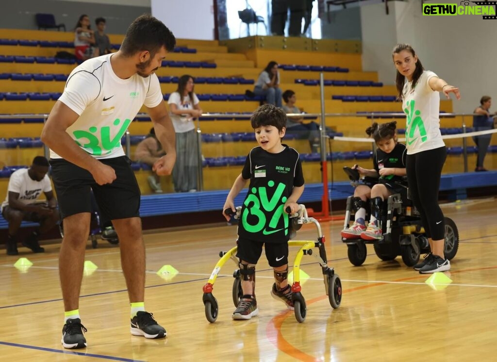 Bebe Vio Instagram - Ieri è stato un giorno davvero speciale! 🌟 È iniziata la terza stagione della Bebe Vio Academy! Abbiamo dato il benvenuto ai nostri atleti che hanno iniziato ad esplorare le discipline e a stringere nuove amicizie. 💓 E per iniziare in grande stile questa nuova avventura è venuta a trovarci la nostra Beatrice Vio! E non solo lei, sono stati con noi anche la campionessa #AyomideFolorunso e gli atleti di Associazione art4sport ONLUS Ephrem, Riccardo Cattaneo e Davide Morana. 🫶 Non vediamo l'ora di condividere con voi tutti i momenti straordinari che vivremo insieme durante questa incredibile stagione! Stay tuned! 💪 #BebeVioAcademy #NuovaStagione #Sport #Academy credits: photo_photobisi e Nike