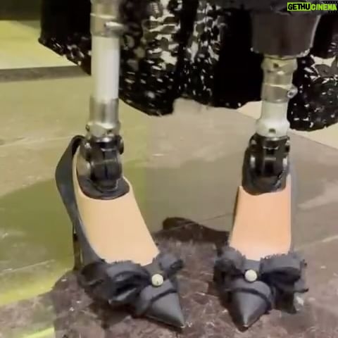 Bebe Vio Instagram - Della serie “avete presente quando vi dicevo che la figata di avere le protesi è non sentire male con i tacchi?!” Ecco la dimostrazione! La deliranza post cena di gala… 😁