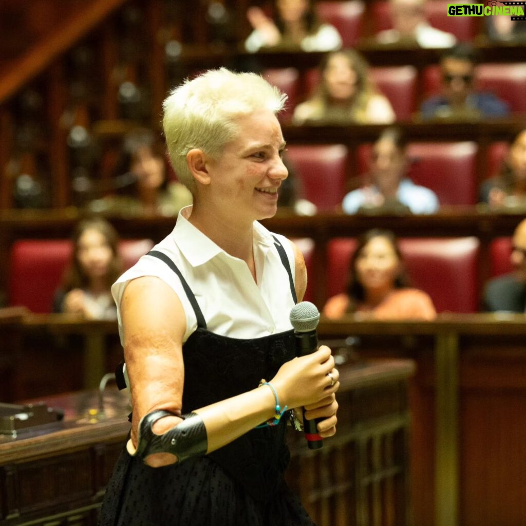 Bebe Vio Instagram - È stato un onore aver parlato a @montecitorio di fronte a tanti giovani studenti (oltre che il nostro Presidente Mattarella) in occasione del 75° Anniversario della Costituzione italiana 🇮🇹 Ho voluto parlare di sogni e istruzione. Per me lo studio è il mezzo con il quale possiamo tirare fuori dal cassetto i nostri sogni, trasformarli in obiettivi e lavorarci per riuscire a realizzarli 🦾 I miei compagni di scuola sono stati la squadra che ha reso possibile la vita che ho sempre sognato. Non sottovalutate il valore dei vostri compagni. Saranno fondamentali nella realizzazione dei vostri obiettivi. Impegnatevi a trovare il tempo da dedicare ai vostri sogni e non createvi scuse per lasciarli riposti in quel cassetto. Sognate. Trasformate i vostri desideri e le passioni in obiettivi e, tramite l'istruzione, rendete questi obiettivi la vostra realtà 🤩