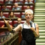 Bebe Vio Instagram - È stato un onore aver parlato a @montecitorio di fronte a tanti giovani studenti (oltre che il nostro Presidente Mattarella) in occasione del 75° Anniversario della Costituzione italiana 🇮🇹 Ho voluto parlare di sogni e istruzione. Per me lo studio è il mezzo con il quale possiamo tirare fuori dal cassetto i nostri sogni, trasformarli in obiettivi e lavorarci per riuscire a realizzarli 🦾 I miei compagni di scuola sono stati la squadra che ha reso possibile la vita che ho sempre sognato. Non sottovalutate il valore dei vostri compagni. Saranno fondamentali nella realizzazione dei vostri obiettivi. Impegnatevi a trovare il tempo da dedicare ai vostri sogni e non createvi scuse per lasciarli riposti in quel cassetto. Sognate. Trasformate i vostri desideri e le passioni in obiettivi e, tramite l'istruzione, rendete questi obiettivi la vostra realtà 🤩