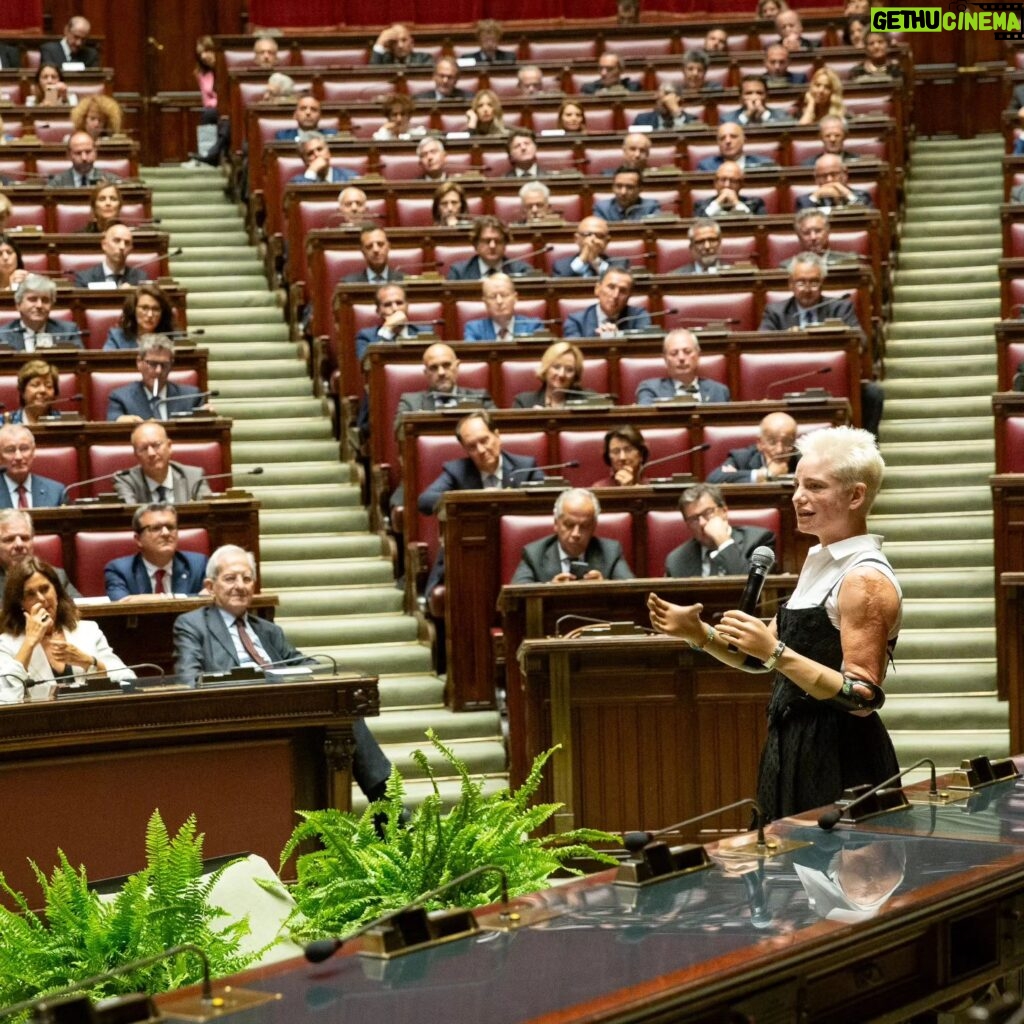 Bebe Vio Instagram - È stato un onore aver parlato a @montecitorio di fronte a tanti giovani studenti (oltre che il nostro Presidente Mattarella) in occasione del 75° Anniversario della Costituzione italiana 🇮🇹 Ho voluto parlare di sogni e istruzione. Per me lo studio è il mezzo con il quale possiamo tirare fuori dal cassetto i nostri sogni, trasformarli in obiettivi e lavorarci per riuscire a realizzarli 🦾 I miei compagni di scuola sono stati la squadra che ha reso possibile la vita che ho sempre sognato. Non sottovalutate il valore dei vostri compagni. Saranno fondamentali nella realizzazione dei vostri obiettivi. Impegnatevi a trovare il tempo da dedicare ai vostri sogni e non createvi scuse per lasciarli riposti in quel cassetto. Sognate. Trasformate i vostri desideri e le passioni in obiettivi e, tramite l'istruzione, rendete questi obiettivi la vostra realtà 🤩