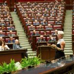 Bebe Vio Instagram – È stato un onore aver parlato a @montecitorio di fronte a tanti giovani studenti (oltre che il nostro Presidente Mattarella) in occasione del 75° Anniversario della Costituzione italiana 🇮🇹 

Ho voluto parlare di sogni e istruzione. 

Per me lo studio è il mezzo con il quale possiamo tirare fuori dal cassetto i nostri sogni, trasformarli in obiettivi e lavorarci per riuscire a realizzarli 🦾

I miei compagni di scuola sono stati la squadra che ha reso possibile la vita che ho sempre sognato. Non sottovalutate il valore dei vostri compagni. Saranno fondamentali nella realizzazione dei vostri obiettivi.

Impegnatevi a trovare il tempo da dedicare ai vostri sogni e non createvi scuse per lasciarli riposti in quel cassetto.

Sognate. Trasformate i vostri desideri e le passioni in obiettivi e, tramite l’istruzione, rendete questi obiettivi la vostra realtà 🤩