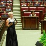 Bebe Vio Instagram - È stato un onore aver parlato a @montecitorio di fronte a tanti giovani studenti (oltre che il nostro Presidente Mattarella) in occasione del 75° Anniversario della Costituzione italiana 🇮🇹 Ho voluto parlare di sogni e istruzione. Per me lo studio è il mezzo con il quale possiamo tirare fuori dal cassetto i nostri sogni, trasformarli in obiettivi e lavorarci per riuscire a realizzarli 🦾 I miei compagni di scuola sono stati la squadra che ha reso possibile la vita che ho sempre sognato. Non sottovalutate il valore dei vostri compagni. Saranno fondamentali nella realizzazione dei vostri obiettivi. Impegnatevi a trovare il tempo da dedicare ai vostri sogni e non createvi scuse per lasciarli riposti in quel cassetto. Sognate. Trasformate i vostri desideri e le passioni in obiettivi e, tramite l'istruzione, rendete questi obiettivi la vostra realtà 🤩