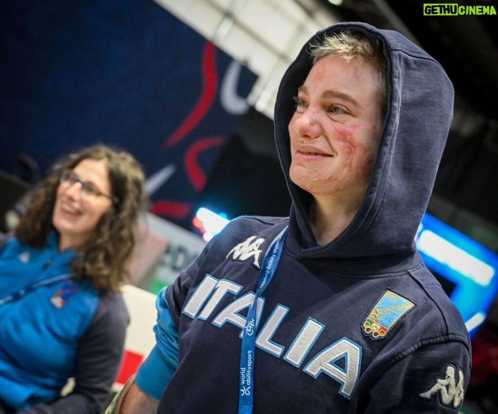 Bebe Vio Instagram - Sì, è vero...mancano ancora due giorni per me prima di risalire in pedana 🤺 ma qui a Parigi le emozioni sono già tantissime! Grande Rossana!!! 🥇 Non so se eri più sudata per la gara o più bagnata dalle mie lacrime… 🥹 9 e 10 marzo Europei di Parigi 🇫🇷 Foto @augusto280766