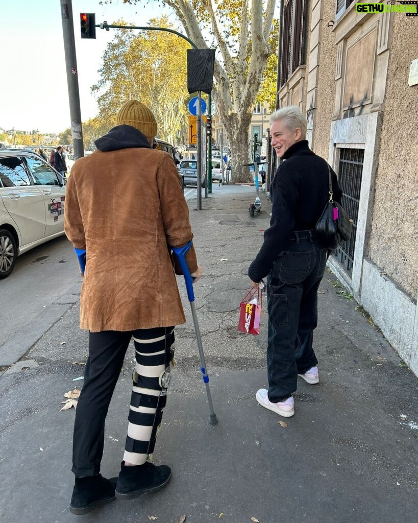 Bebe Vio Instagram - Chi va con la zoppa… anche mio fratello Nico con il gambone 🦿😊💪🏻