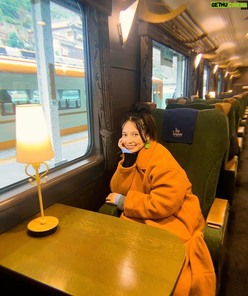 Becky Instagram - 青のシンフォニーという名のおしゃれな列車。 最高でした！ 『ベッキー×春菜×さゆりんご　春さきどり！奈良・吉野おさんぽ旅』本日カンテレで14:57〜オンエアです。 ぜひ。