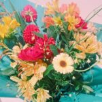 Becky Instagram – みなさま、たくさんのメッセージ、ありがとうございました。
昨日は最高すぎるお誕生日でした。

@sowel_by_katagirikakien の片桐さんが心をこめて育てたお花たちをお誕生日という事でたくさん贈ってくださり、さらにそこに　@duft__jp のちえみさんが私が好きそうなお花を重ねて届けてくださいました。
おうちが美しいお花でいっぱいです！
本当に本当にありがとうございます。

いやー嬉しい。
ご縁に感謝です。