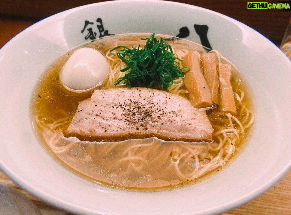 Becky Instagram - やばいっす。 結果から言うと、ラーメン屋さんの行列、3時間半並びました。 平日の昼間。 ラーメン仲間と『おいしいラーメン屋さんに行こう！』となり、銀座八五さんへ。 11:00時オープンだけど人気店なので早めの10:15にお店到着。 その時点で70人の行列。 オープン前だけど10:30の行列の時点でラーメン売り切れ。 まあ、かかって2時間くらいで着丼かな〜と思ってたら、3時間半でした🤣 これから行く方、犬ぞりに乗る時くらいあたたかい格好で行ってください！笑 シェフも素敵だし、ラーメンもおいしいし、１つ勲章ができた気分🤣 ごちそうさまでした。 本当においしかったです。 一緒に冒険してくれたラーメン仲間にも感謝。 一口メモ ●上にかかってるのはトリュフペッパーだって ●寒すぎて充電切れたからレンタル充電器を目の前のナチュローでゲット ●鳥鴨干し椎茸煮干しの出汁で最後に生ハム使ってるんだって ●無化調 ●タレ不使用 ●体冷えすぎて箸持てなくなって苦戦したから絶対手袋つけて並んで ●いい思い出 ●ジャスティンビーバーも来店 ●ジャスティンもラーメン仲間 ●ジャスティンBFF