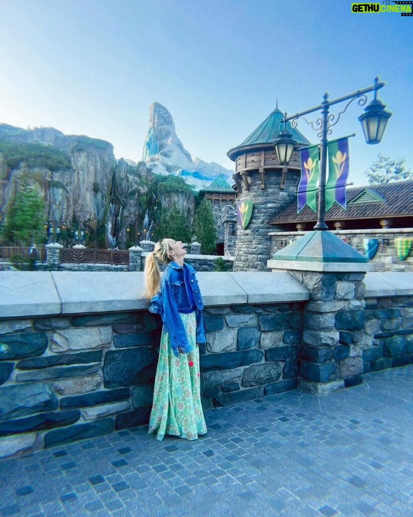 Becky Instagram - アレンデール王国は、昼も夜も美しいです。 でも夜のほうが『あっ🩵』となることも！ 完全再現です！ ほんとに！