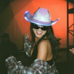 Becky G Instagram - i just can’t stay awayy 🖤✨ @coachella