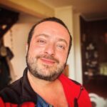 Belén Mora Instagram - Llevo rato mirando la foto y no se como empezar a escribir todo lo que me haces sentir. Eres mi mejor amigo! Partamos por ahi. Que la raja es la vida cuando despiertas con tu mejor amigo todos los dias. Sigo mirando la foto. Esos ojos tienen respuesta para todo. En tus ojos no hay mas que honestidad brutal. No buscas agradar a nadie y eso me encanta de ti. Eres tú. Y yo contigo soy mas de lo que pensé! Pedazo de hombre eres! En tu hombro encuentro consuelo, en tus consejos la honestidad brutal. En tu regazo encuentro calor. Amor del bueno. Amor tan bueno que saca ronchas! Amor tan lindo, de esos que creia que no existian. Todos los dias agradezco tenernos. El mejor papá que mis hijos podrian haber tenido. Y te extraño. Ahora en una pieza de hotel muy comoda, pero sola. Me faltas tu, y nuestros hijos. Te amo Toto y prometo amarte hasta que me de el alma. Feliz cumple amor. Te mereces todo. ❤️