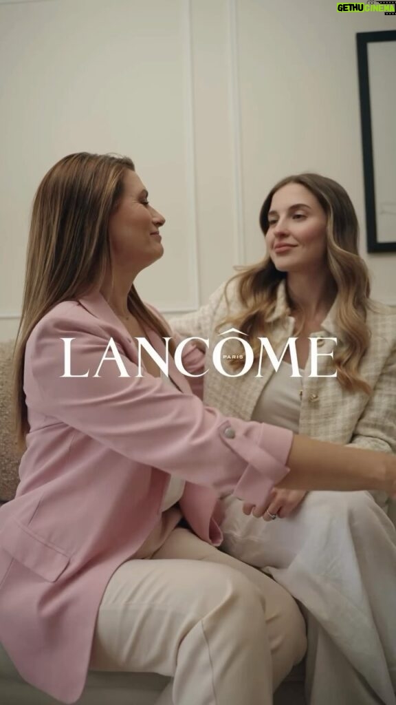 Belén Soto Instagram - Que honor esta invitación a #MujeresExtraordinarias junto a @LancomeOfficial y sobre todo para honrar a una mamá extraordinaria como la que tengo y poder representar una fragancia como La Vie Est Belle Rose Extraordinaire, desde lo adictivo, moderno, femenino y envolvente. Sus principales notas son: Extracto Precioso de 3 rosas diferentes: agua fresca de rosa, absoluto de damascena y acorde de rosa espacial. Pétalos de Iris Almizcle Amaderado 🌸 #LancomeChile #Publicidad