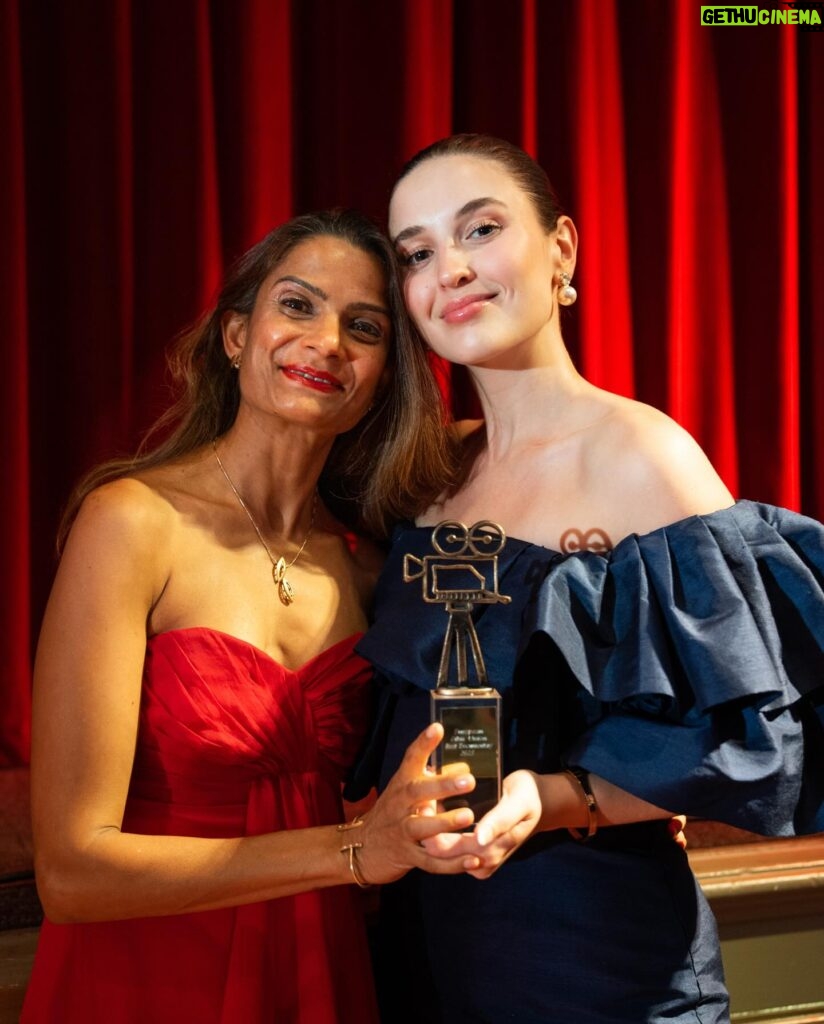 Belén Soto Instagram - Ganamos! Ganamos mejor documental internacional en Holanda en European Union Film Festival por “Powerful Women” entre 2000 proyectos presentados. Nuestro décimo premio. No saben mi emoción. Este reconocimiento internacional, nos llena el alma para seguir realizando lo que tanto nos apasiona y poder seguir visibilizando increíbles historias. Gracias a todo mi equipo, a mi amigo y socio @gonzaloruiz y a nuestra querida protagonista @padmad_ke que nos acompañó en la premiación. Gracias gracias! Dress @sebastiandelrealossa