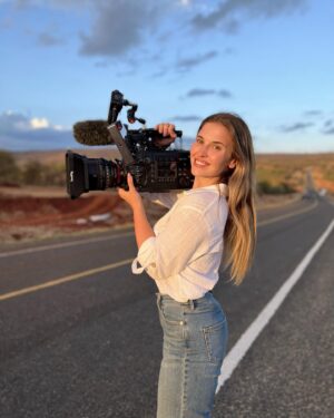 Belén Soto Instagram - Haz eso que te mueve, que te hace feliz... Y bueno, aquí estoy, filmando nuestro nuevo documental en Kenya que podrán ver en el 2023 🎬🎥🇰🇪