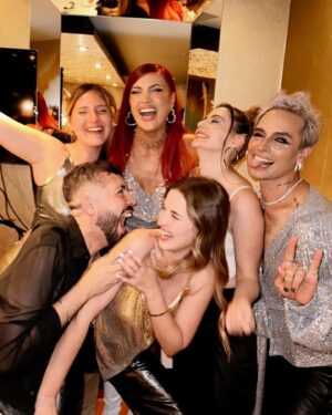 Belén Soto Instagram - Que viva la noche y que viva el amor. 
Pero por sobre todo, que viva rodearte de personas y amigos que te inspiren a ser mejor ✨