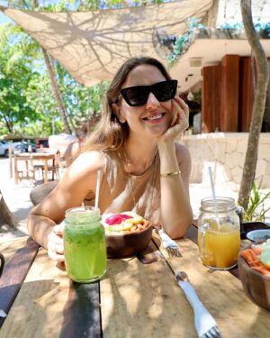 Belén Soto Instagram - Viajar, comer, conectar, y pasarla bien a solas. 
Algo que antes quizás me daba vergüenza de realizar, y de hacer planes conmigo misma. 
Justamente se los contaba hace unos días a través de mis stories. 
Cuando antes me parecía extraño, hoy cada día lo disfruto más, pero por sobre todo, porque estoy aprendiendo a hacerlo. Le tenía mucho miedo a la soledad. 
Estoy aprendiendo a entrar en mi mundo, en mi reflexión y a escucharme a mí misma. A pasar mucho tiempo a solas conmigo. 
“Conectar”.
En este momento, en un restaurante comiendo sola con mis audífonos, mi música, un buen libro y ya..
El verdadero equilibrio en la vida es el amor propio.
Salud por eso.