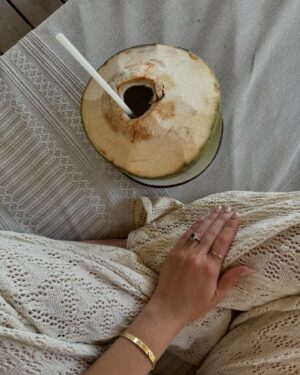 Belén Soto Instagram - Viajar, comer, conectar, y pasarla bien a solas. 
Algo que antes quizás me daba vergüenza de realizar, y de hacer planes conmigo misma. 
Justamente se los contaba hace unos días a través de mis stories. 
Cuando antes me parecía extraño, hoy cada día lo disfruto más, pero por sobre todo, porque estoy aprendiendo a hacerlo. Le tenía mucho miedo a la soledad. 
Estoy aprendiendo a entrar en mi mundo, en mi reflexión y a escucharme a mí misma. A pasar mucho tiempo a solas conmigo. 
“Conectar”.
En este momento, en un restaurante comiendo sola con mis audífonos, mi música, un buen libro y ya..
El verdadero equilibrio en la vida es el amor propio.
Salud por eso.