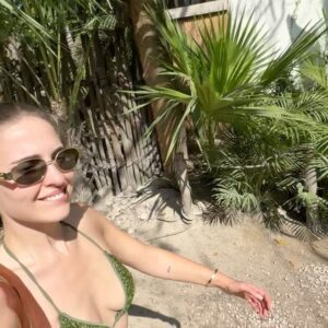 Belén Soto Instagram - Viajar, comer, conectar, y pasarla bien a solas. 
Algo que antes quizás me daba vergüenza de realizar, y de hacer planes conmigo misma. 
Justamente se los contaba hace unos días a través de mis stories. 
Cuando antes me parecía extraño, hoy cada día lo disfruto más, pero por sobre todo, porque estoy aprendiendo a hacerlo. Le tenía mucho miedo a la soledad. 
Estoy aprendiendo a entrar en mi mundo, en mi reflexión y a escucharme a mí misma. A pasar mucho tiempo a solas conmigo. 
“Conectar”.
En este momento, en un restaurante comiendo sola con mis audífonos, mi música, un buen libro y ya..
El verdadero equilibrio en la vida es el amor propio.
Salud por eso.