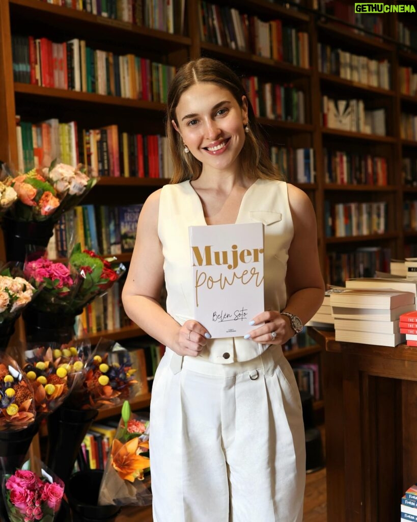 Belén Soto Instagram - ¡ES OFICIAL! Mujer Power ya se encuentra disponible en todo Estados Unidos 🇺🇸🤍📖 un sueño más hecho realidad. No tengo palabras para describir la emoción que se siente llegar hasta acá. Gracias por creer y confiar en mí. Gracias a todo mi equipo que está por detrás. Gracias a mi editorial Penguin Random House y gracias a cada uno de ustedes. Ya lo pueden encontrar en Books & Books, Barnes & Noble y Amazon. 📖