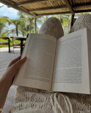 Belén Soto Instagram - Viajar, comer, conectar, y pasarla bien a solas. 
Algo que antes quizás me daba vergüenza de realizar, y de hacer planes conmigo misma. 
Justamente se los contaba hace unos días a través de mis stories. 
Cuando antes me parecía extraño, hoy cada día lo disfruto más, pero por sobre todo, porque estoy aprendiendo a hacerlo. Le tenía mucho miedo a la soledad. 
Estoy aprendiendo a entrar en mi mundo, en mi reflexión y a escucharme a mí misma. A pasar mucho tiempo a solas conmigo. 
“Conectar”.
En este momento, en un restaurante comiendo sola con mis audífonos, mi música, un buen libro y ya..
El verdadero equilibrio en la vida es el amor propio.
Salud por eso.