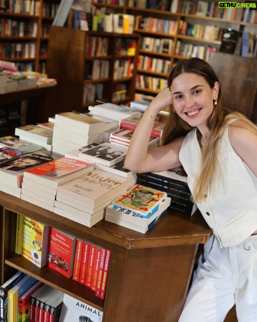 Belén Soto Instagram - ¡ES OFICIAL! Mujer Power ya se encuentra disponible en todo Estados Unidos 🇺🇸🤍📖 un sueño más hecho realidad. No tengo palabras para describir la emoción que se siente llegar hasta acá. Gracias por creer y confiar en mí. Gracias a todo mi equipo que está por detrás. Gracias a mi editorial Penguin Random House y gracias a cada uno de ustedes. Ya lo pueden encontrar en Books & Books, Barnes & Noble y Amazon. 📖