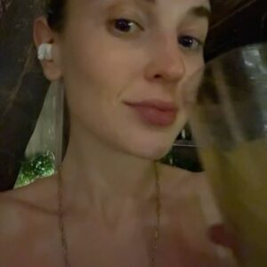 Belén Soto Instagram - Viajar, comer, conectar, y pasarla bien a solas. 
Algo que antes quizás me daba vergüenza de realizar, y de hacer planes conmigo misma. 
Justamente se los contaba hace unos días a través de mis stories. 
Cuando antes me parecía extraño, hoy cada día lo disfruto más, pero por sobre todo, porque estoy aprendiendo a hacerlo. Le tenía mucho miedo a la soledad. 
Estoy aprendiendo a entrar en mi mundo, en mi reflexión y a escucharme a mí misma. A pasar mucho tiempo a solas conmigo. 
“Conectar”.
En este momento, en un restaurante comiendo sola con mis audífonos, mi música, un buen libro y ya..
El verdadero equilibrio en la vida es el amor propio.
Salud por eso.