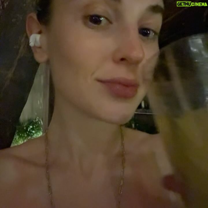 Belén Soto Instagram - Viajar, comer, conectar, y pasarla bien a solas. Algo que antes quizás me daba vergüenza de realizar, y de hacer planes conmigo misma. Justamente se los contaba hace unos días a través de mis stories. Cuando antes me parecía extraño, hoy cada día lo disfruto más, pero por sobre todo, porque estoy aprendiendo a hacerlo. Le tenía mucho miedo a la soledad. Estoy aprendiendo a entrar en mi mundo, en mi reflexión y a escucharme a mí misma. A pasar mucho tiempo a solas conmigo. “Conectar”. En este momento, en un restaurante comiendo sola con mis audífonos, mi música, un buen libro y ya.. El verdadero equilibrio en la vida es el amor propio. Salud por eso.