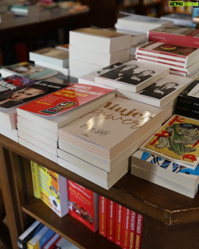 Belén Soto Instagram - ¡ES OFICIAL! Mujer Power ya se encuentra disponible en todo Estados Unidos 🇺🇸🤍📖 un sueño más hecho realidad. No tengo palabras para describir la emoción que se siente llegar hasta acá. Gracias por creer y confiar en mí. Gracias a todo mi equipo que está por detrás. Gracias a mi editorial Penguin Random House y gracias a cada uno de ustedes. Ya lo pueden encontrar en Books & Books, Barnes & Noble y Amazon. 📖