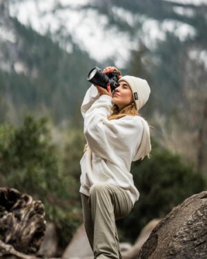 Belén Soto Instagram - Moverte de donde no estás cómoda: no es un fracaso, es valentía. 
Y aquí estoy, permitiéndome disfrutar de lo que amo. 
🎬🤍🪵🌳📸