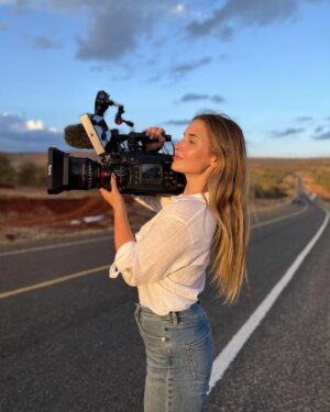 Belén Soto Instagram - Haz eso que te mueve, que te hace feliz... Y bueno, aquí estoy, filmando nuestro nuevo documental en Kenya que podrán ver en el 2023 🎬🎥🇰🇪